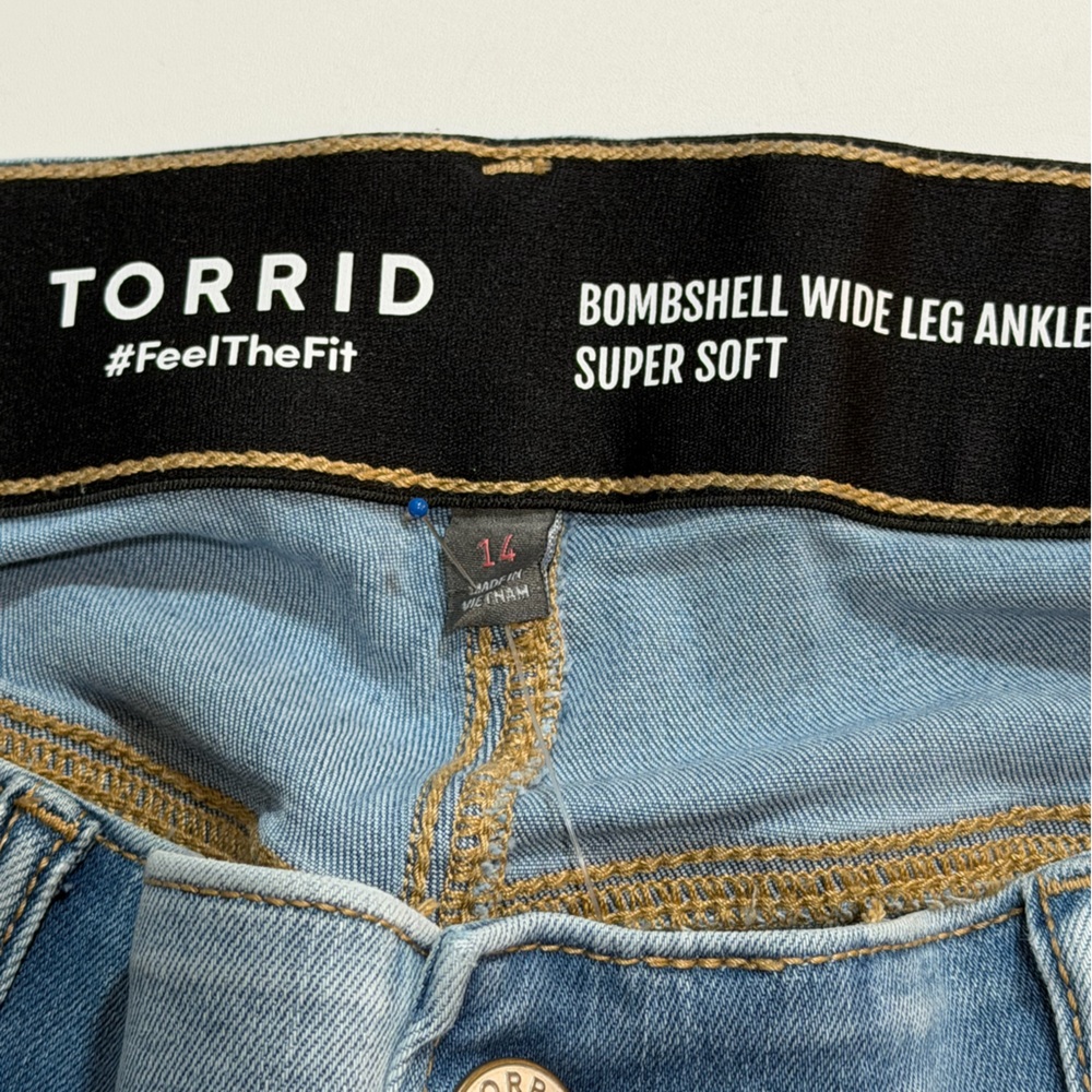 torrid Medium Blue Denim Bombshell Wide Leg Ankle Crop Jeans sz 14 - Picture 5 of 12